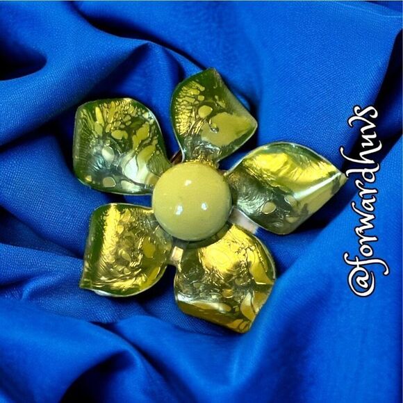 Vibrant Green Hard Plastic Flower Brooch - Picture 1 of 8